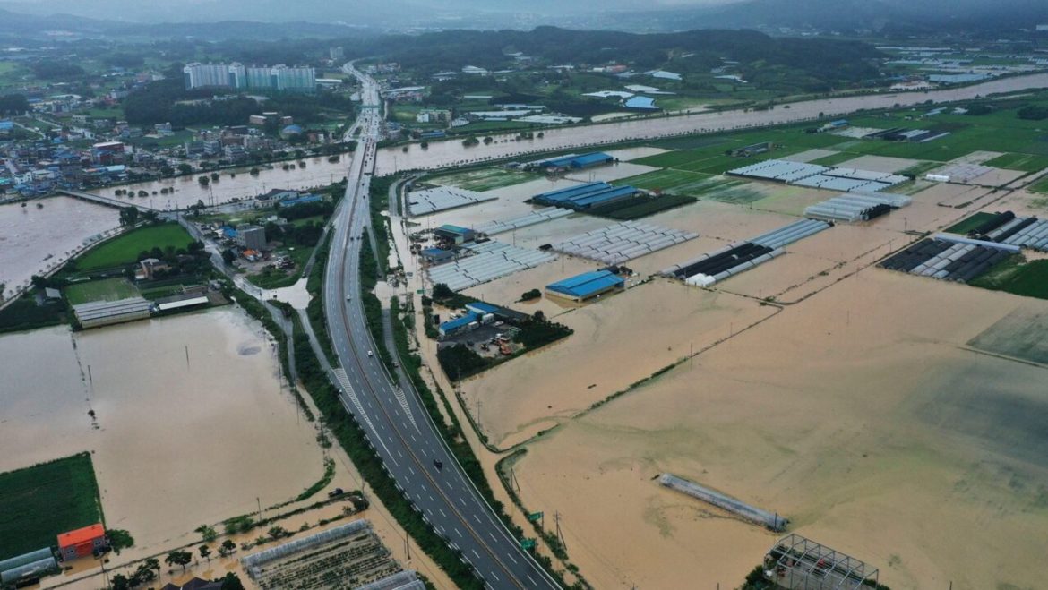 Heavy rain hammers South Korea, leaving 6 dead, 7 missing
