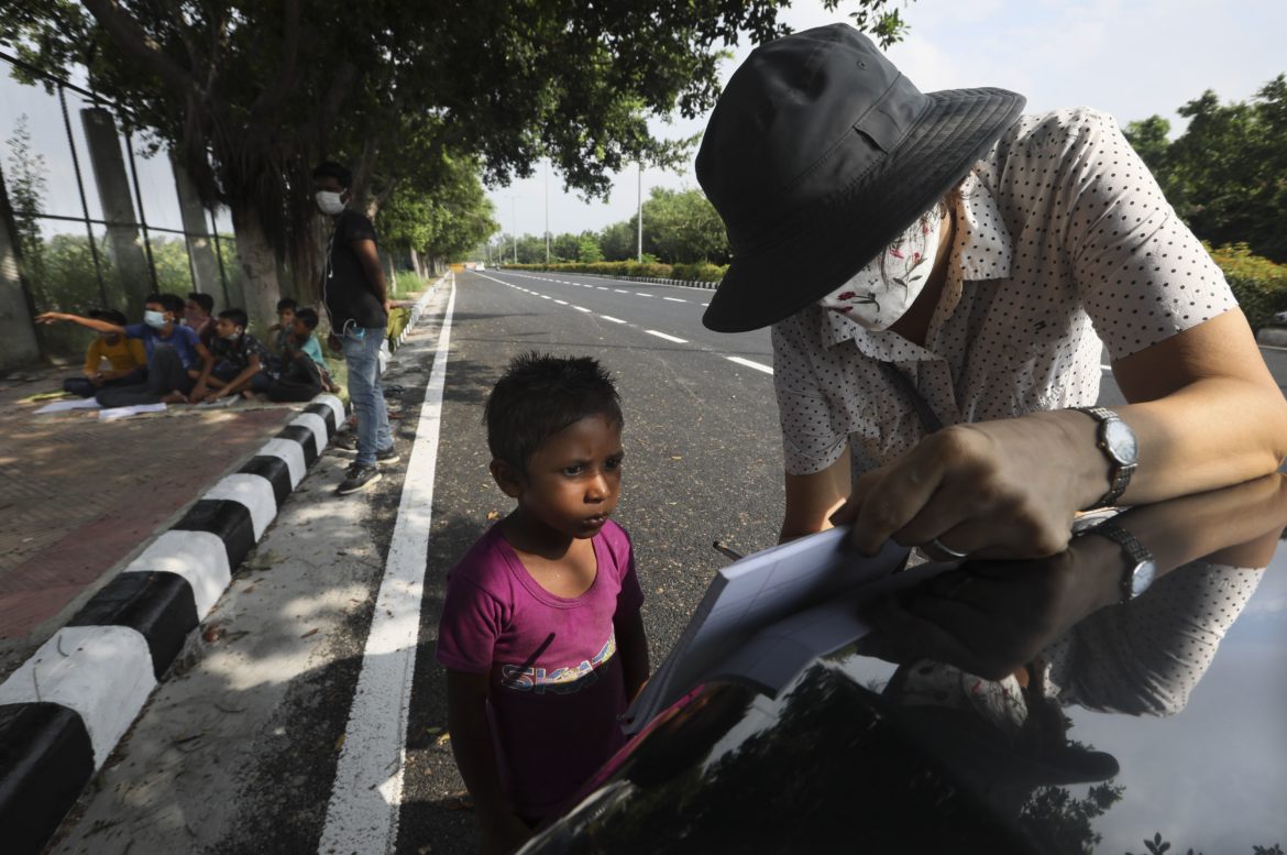 Indian couple run street-side classes for poor students