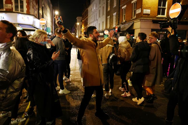 Londoners hit the town before new lockdown