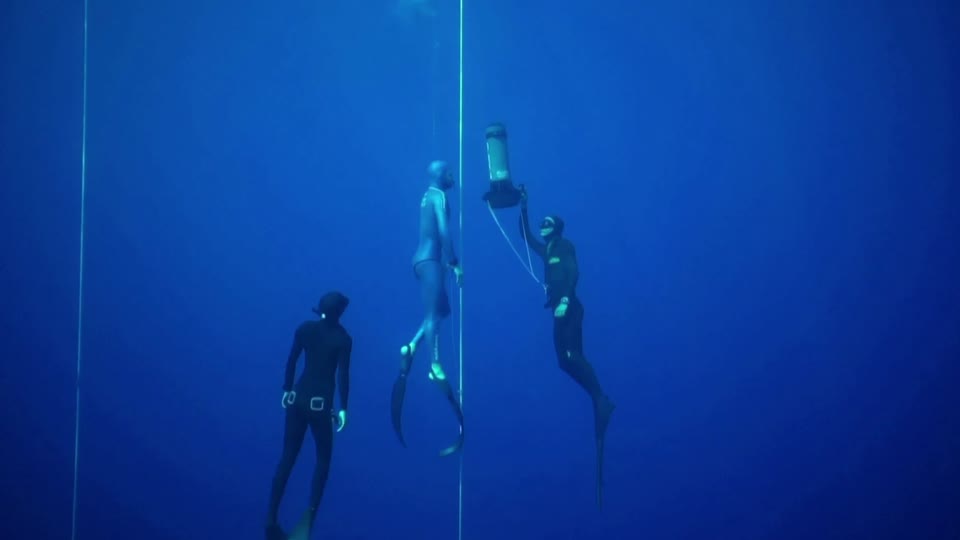 Watch: Free diving 112 meters into the depths