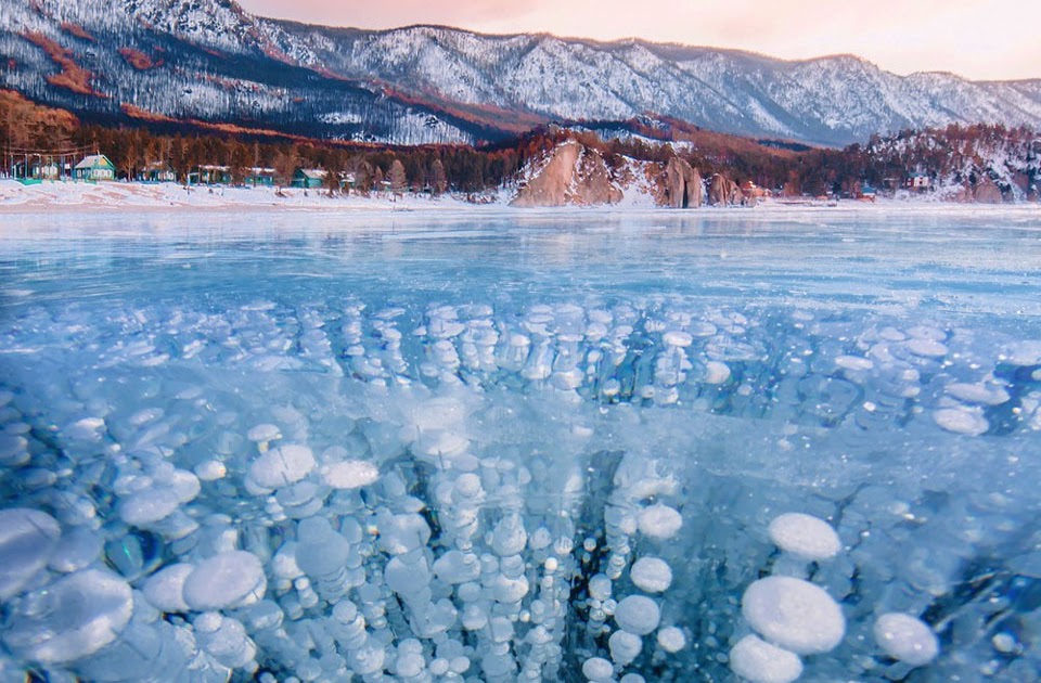 Замерзшее озеро зимой