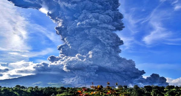 Volcano erupts in Indonesia, Thousands evacuated