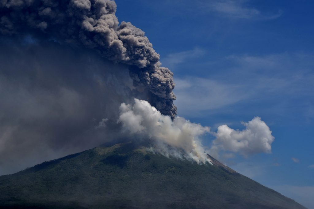 News without bias or influence. Volcano erupts in Indonesia, Thousands evacuated Non political News without politics Unbiased news without politics