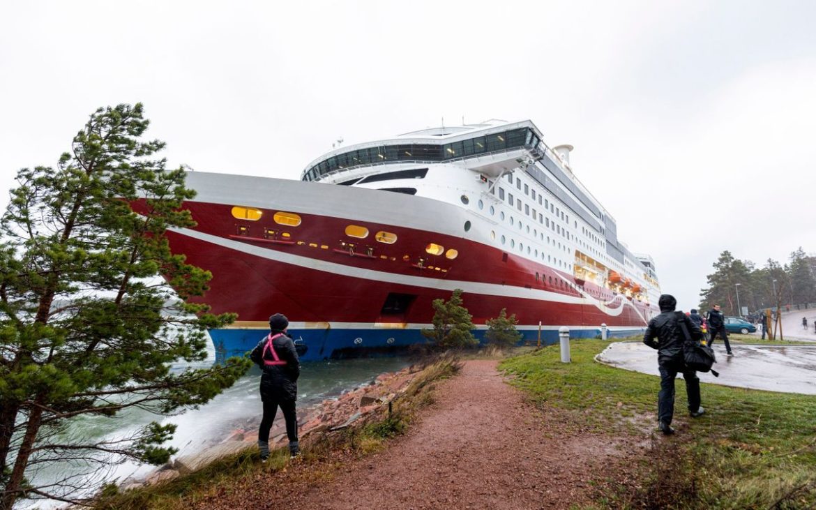 Grounded ferry resumes trip