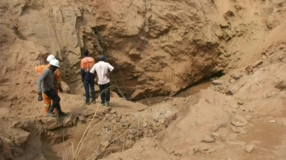 Zimbabwe mine shaft collapse Dozens trapped