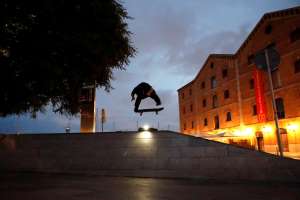 Barcelona Skateboarder proves height is not a problem, stay updated about skateboarding from News Without Politics, unbiased news, non political news, Argentina