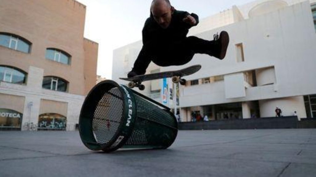 Barcelona Skateboarder proves height is not a problem, stay updated about skateboarding from News Without Politics, unbiased news, non political news, Argentina