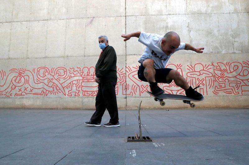 Barcelona Skateboarder proves height is not a problem