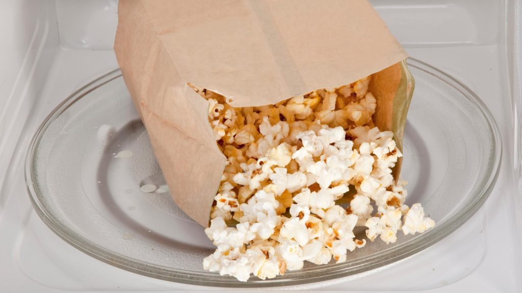 Microwave's Popcorn Button: Why You Shouldn't Use It, follow News Without Politics for updates on how to make popcorn, healthy, microwave, food recipes,unbiased, non political news