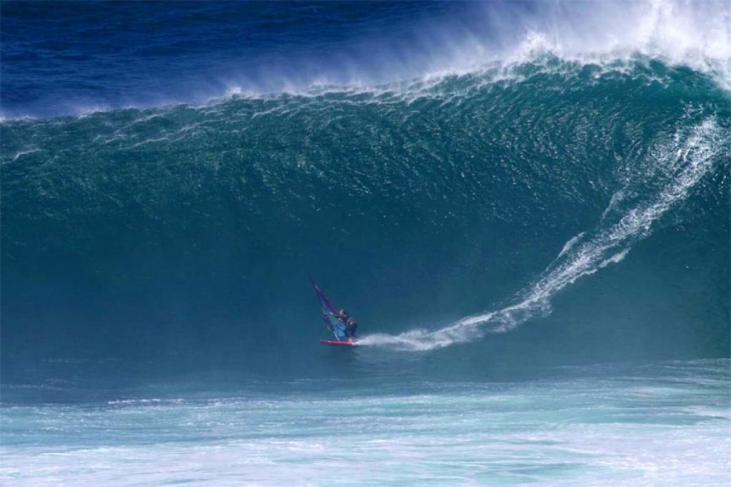 Women's world record: windsurfing largest wave, The Guiness World Record has been set for a woman windsurfing the largest wave! 