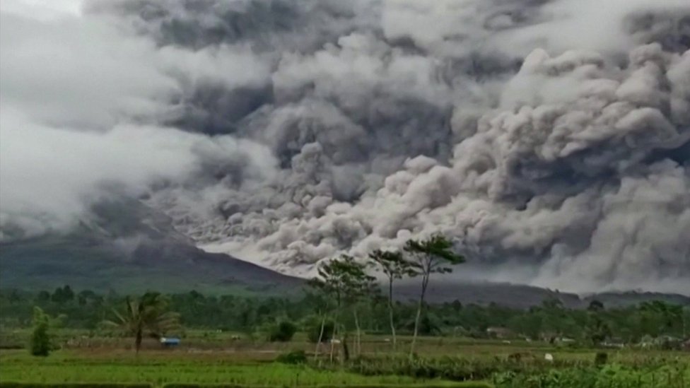Indonesian volcano spews hot ash non political news