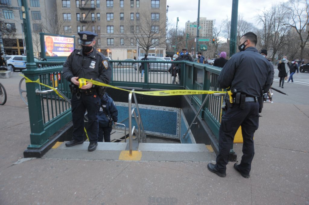 Naked subway shover killed: was off his meds