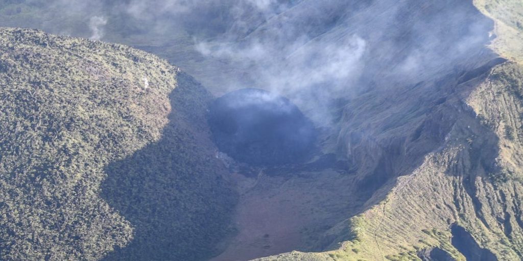 Caribbean high alert: volcanoes begun to spew ash, stay updated with news other than politics, News Without Politics, unbiased news, St. Vincent and the Grenadines