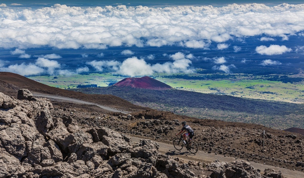 Diving 17000 feet underwater to climb volcano , travel, environment, Hawaii, top non political news