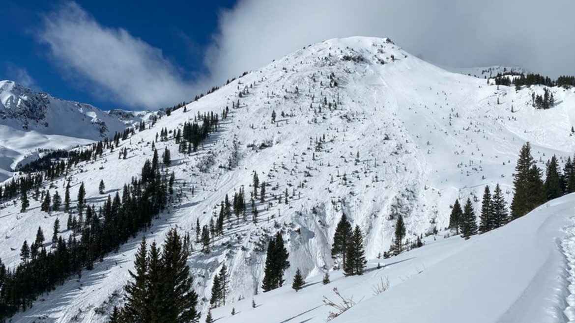 Large avalanche leaves 3 skiers missing