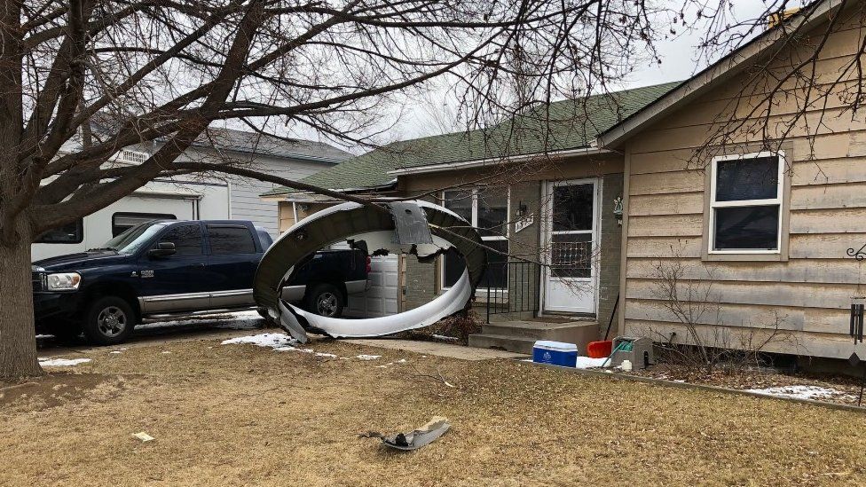 Engine debris from a 777 falls over homes