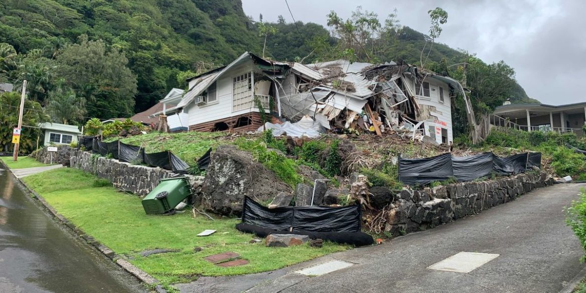 Landslides, roadblocks, flash flooding in Hawaii