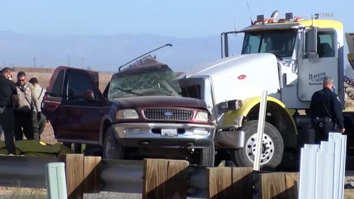 15 killed in SUV truck crash