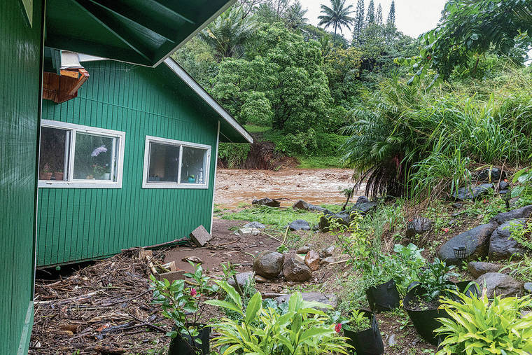 Hawaii dam overflow nonpartisan news 
