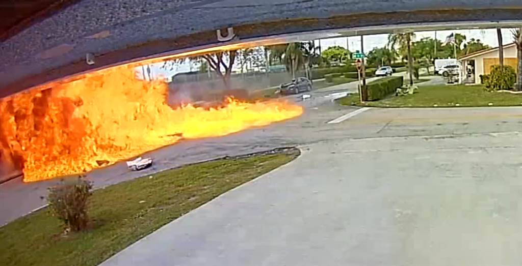 Video of plane crashing into car near Miami, 2 dead