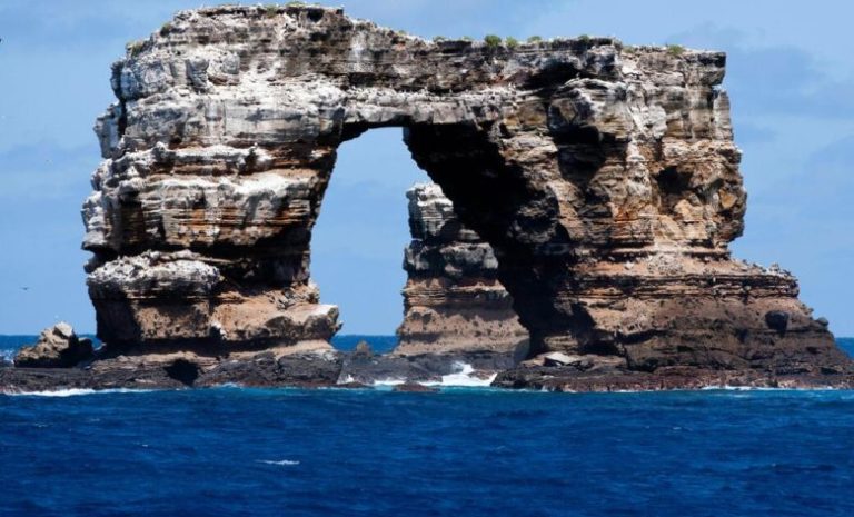 Darwin's Arch in Galapagos collapses - News Without Politics