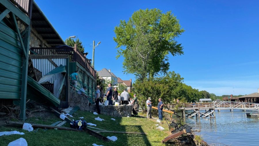 Restaurant deck with 40 people collapses