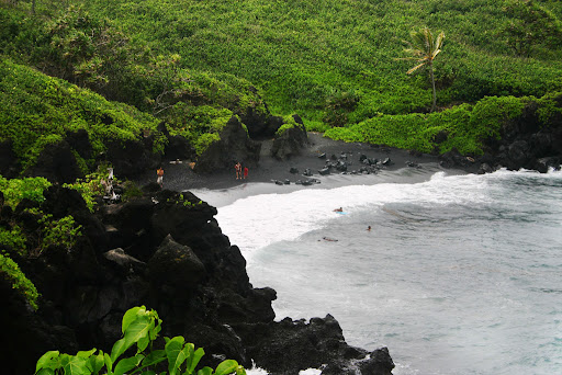 Man dies falling from cliff in Maui