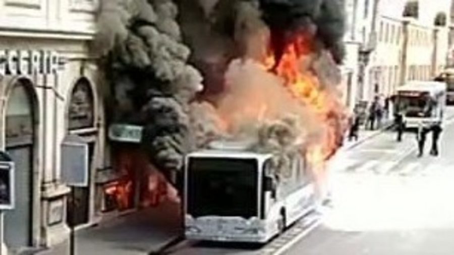 Bus driver saves 25 children from burning vehicle, stay updated from News Without Politics, NWP, follow us, amazing no politics news stories, fire, Italy