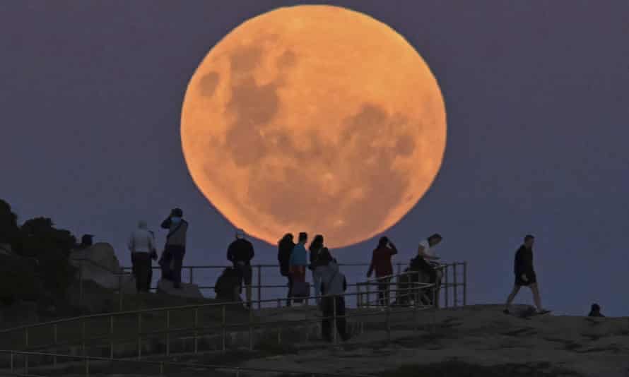 What time is the supermoon Tonight 2021?