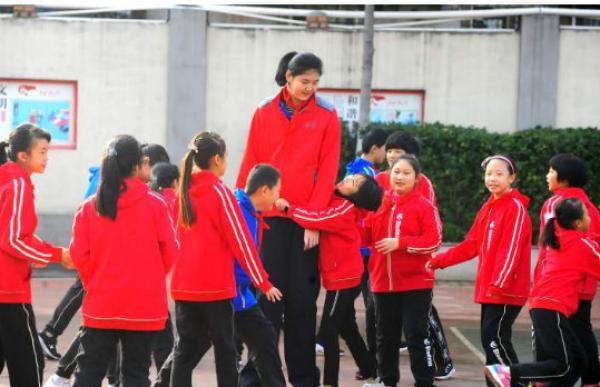 Basketball Star: 7′ 5″ Chinese 14-Year-Old Is Unstoppable On The Court