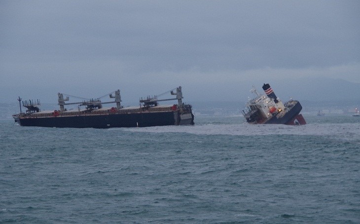 unbiased news ship runs aground and splits in half