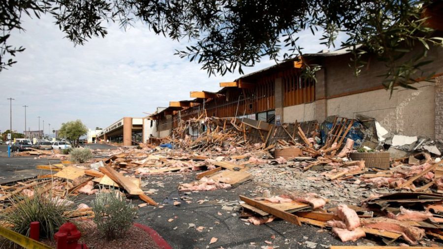 4 hurt in Vegas supermarket awning collapse