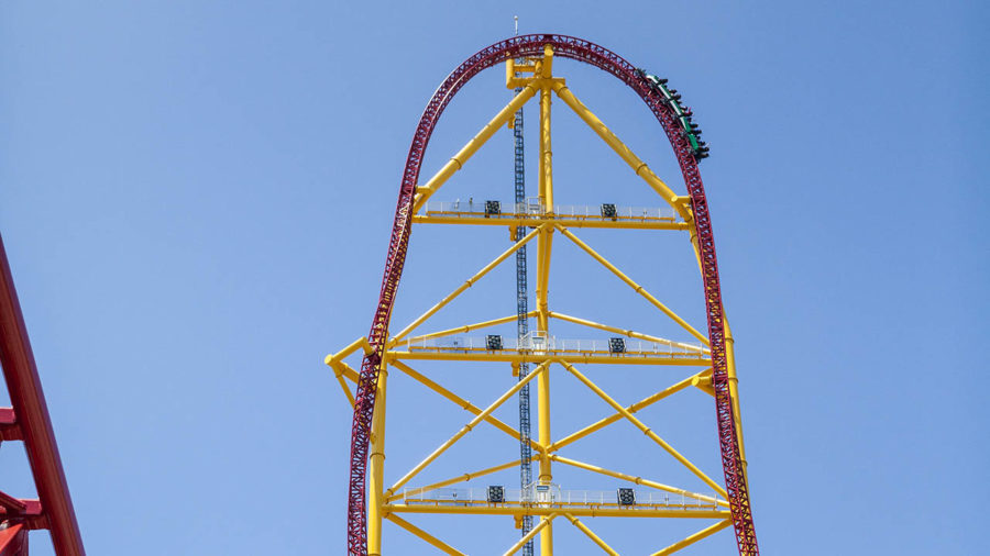 Rollercoaster piece falls and injures woman!