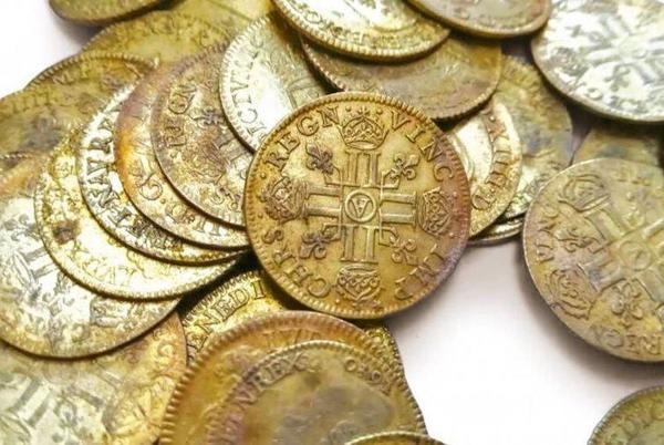 Amateur divers discover ‘enormously valuable’ hoard of Roman coins