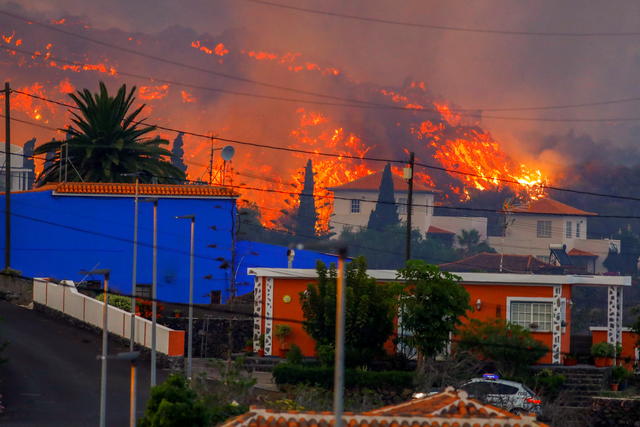 5500 evacuated as volcanic lava destroys homes