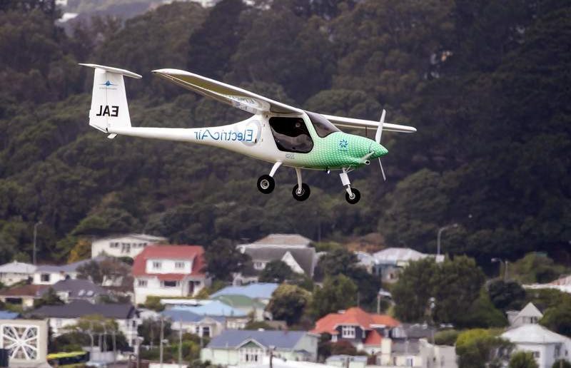 Electric plane crosses the Cook Straight, NZ