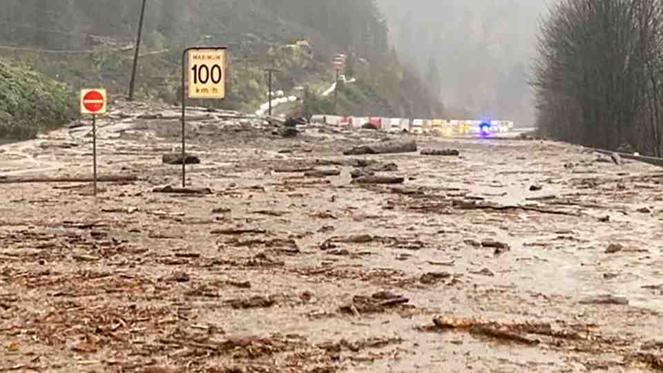275 trapped in vehicles in British Columbia flooding