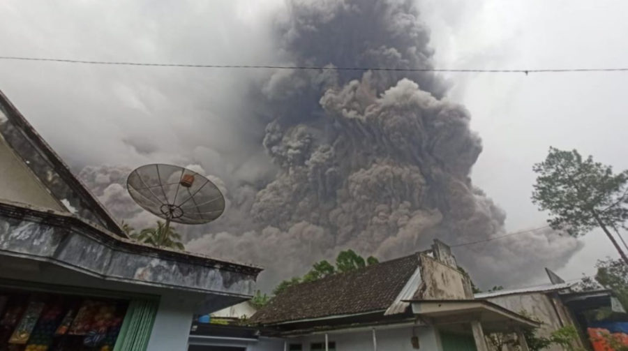 1 killed, dozens burned in Indonesian volcano