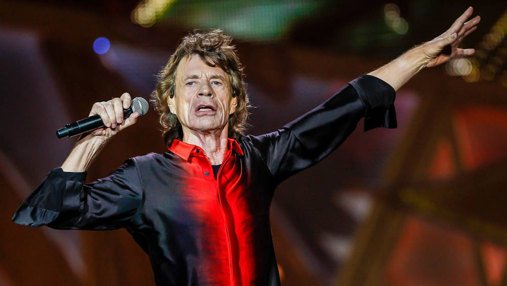 Mick Jagger goes unrecognized at a local bar