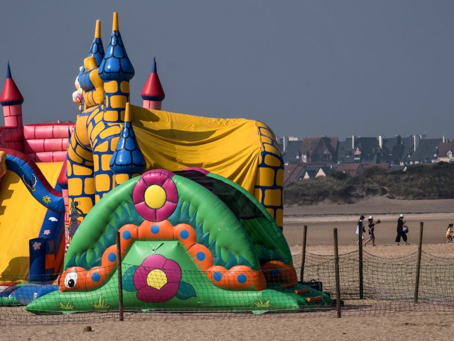 Jumping castle is blown into the air by strong winds-4 children dead