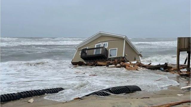 Two North Carolina beach houses collapse into the ocean! Why?